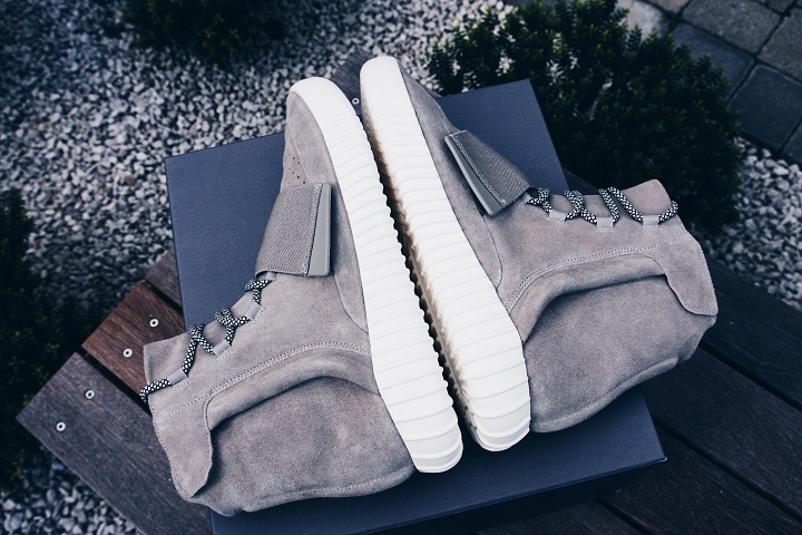 SNKR VIETNAM REVIEW |  PRODUCT DETAILS YEEZY BOOST 750 - THE FIRST PROJECT BETWEEN ADIDAS x KANYE WEST