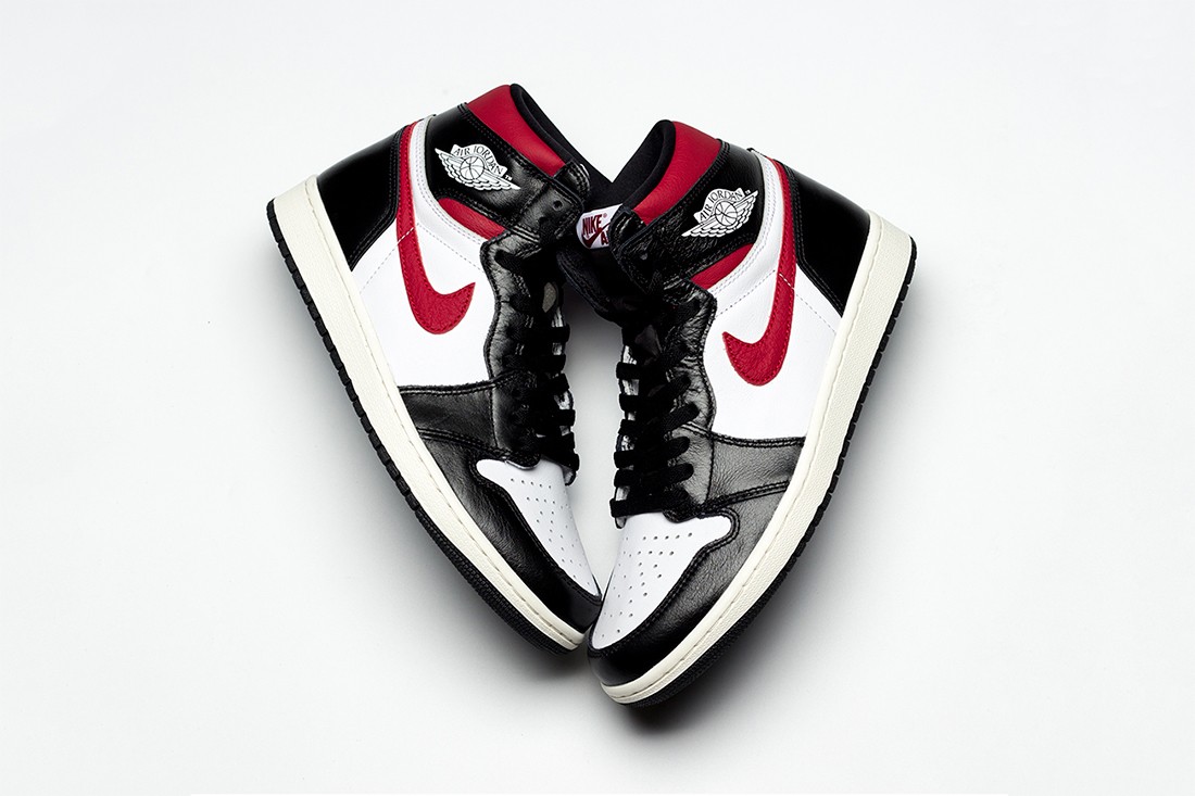 The fourth Air Jordan 1 OG version was born with the "Gym Red" version.