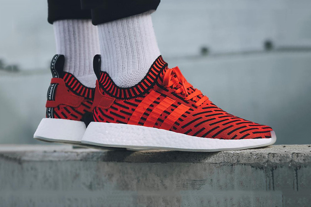 On the adidas NMD R2 "Core Red" foot - color scheme will be released in Vietnam